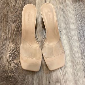 Nude heel will clear foot strap. Women’s 9.